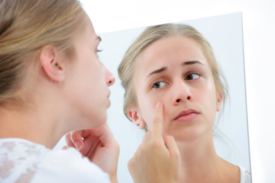 Teenage girl with the mirror